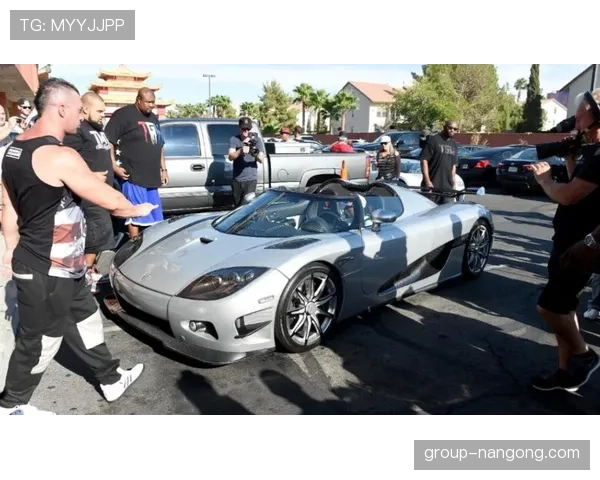 富里买的豪车跟他拳击手套比起来，谁更贵？我真分不清了