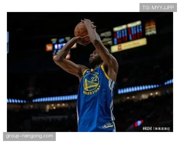 威金斯无球跑动为库里拉开空间，较此前命中更稳