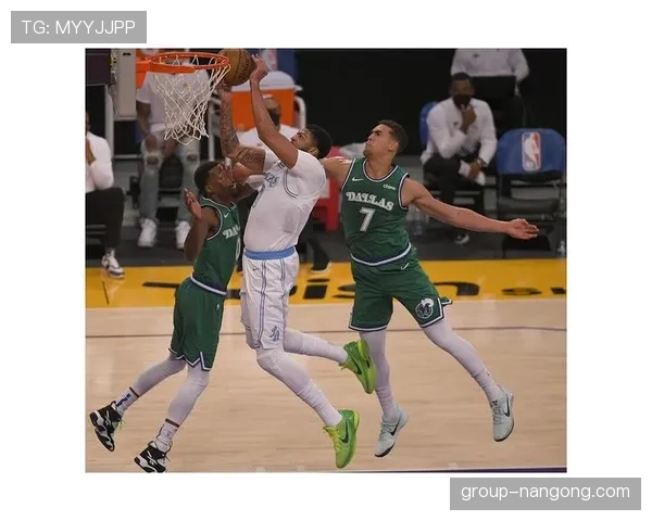 理查德森无球跑动拉开空间 提升球队关键进攻效率